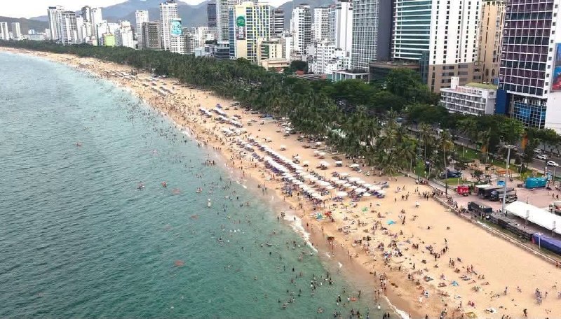 Bãi biển Nha Trang mùa cao điểm: đông đến mức nào và đi đâu cho dễ thở